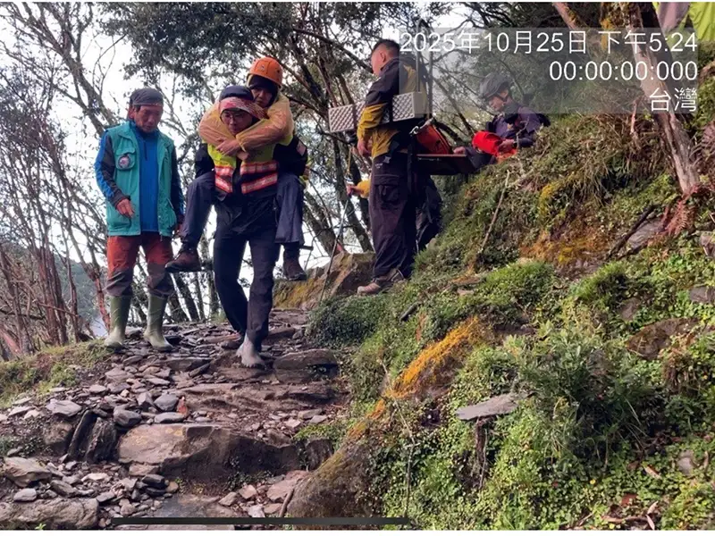 女子玉山登山突發高山症　警消合力冒雨接力背負下山送醫