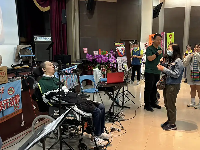 車禍癱瘓不放棄　搖滾歌手李振全到中華醫大分享珍惜生命的重要