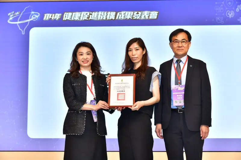 嘉安藥局榮獲國健署「整合服務王」　嘉義縣戒菸成效全國居冠