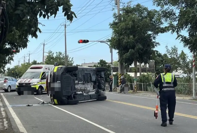 嘉義六腳救護車路口遭撞翻覆　消防局急派救護車接手送醫