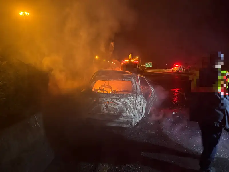 國道機車逆向與小客車撞擊後燃燒  騎士摔落身亡