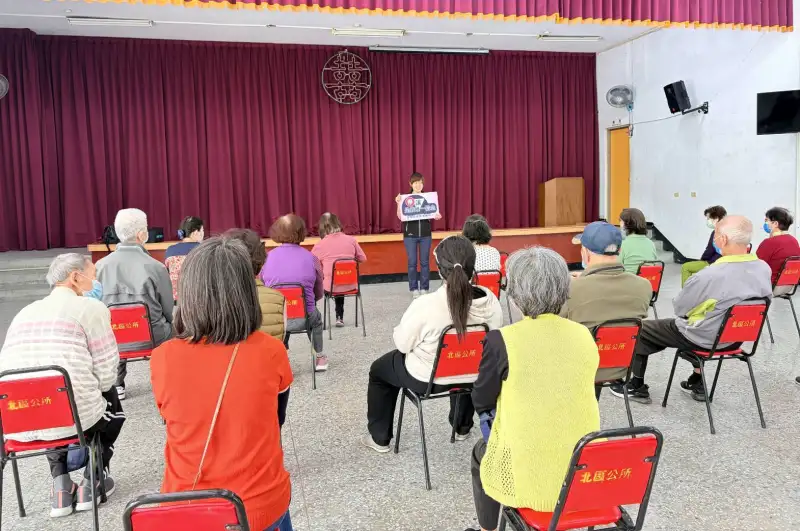 五分局守護長者出行安全 深入社區落實交安宣導