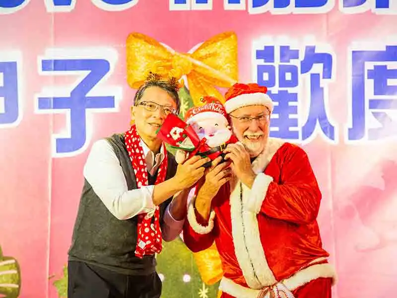 嘉藥「粉亮甲子」聖誕點燈璀璨登場　致敬永遠的聖誕老人 Gary
