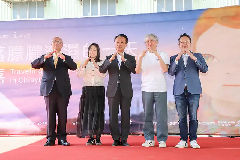 奈良美智「朦朧潮濕的一天」特展新港開展　新作首度在台亮相