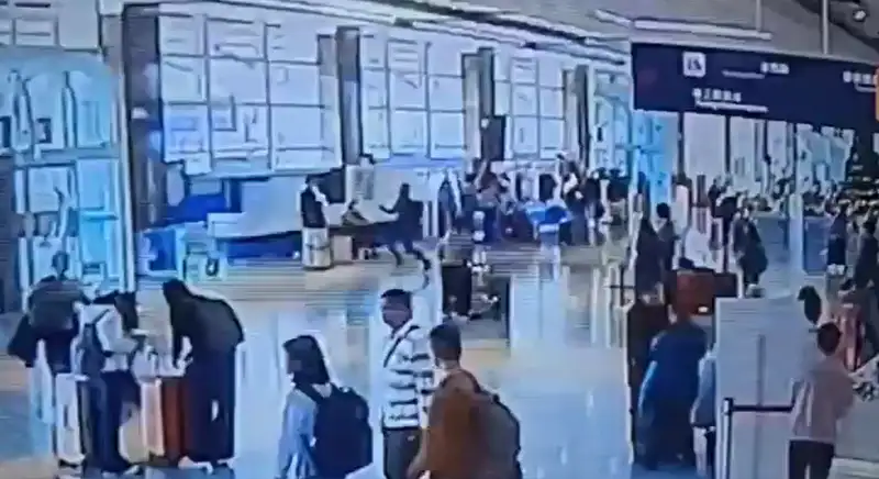 高雄小港機場外籍旅客攜帶違禁品拒檢逃逸  警迅速逮回