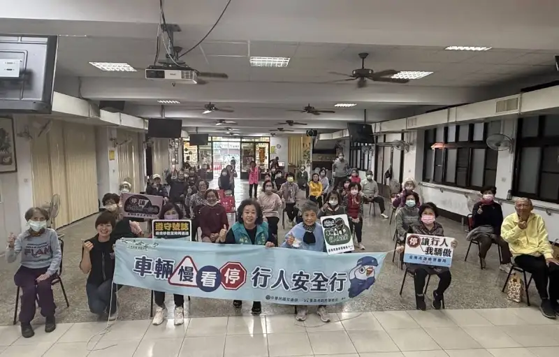 歲末關懷長者行安全 南警五分局深入社區宣導交通安全