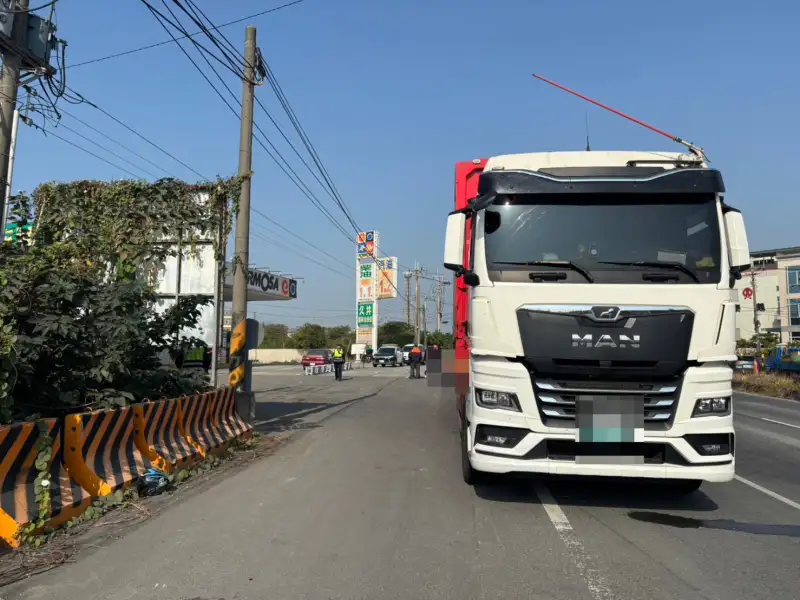 高雄路竹大貨車撞機車  2菲籍移工當場命喪輪下