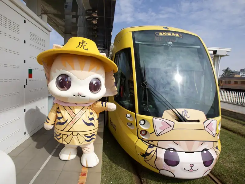高捷蜜柑站長化身萌虎　彩繪輕軌「蜜柑萌虎平安號」行駛至4月底