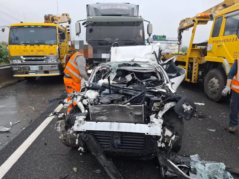 國1南下路竹段重大車禍　貨櫃車連環撞釀1死