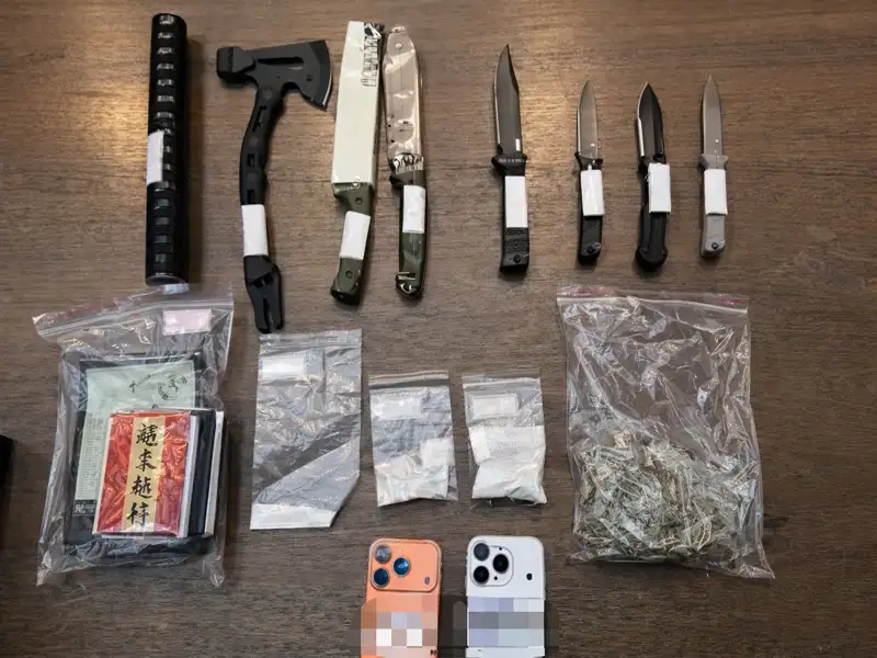 社群炫毒嗆聲疑涉幫派　高市警查扣子彈62顆、疑似手榴彈與毒品