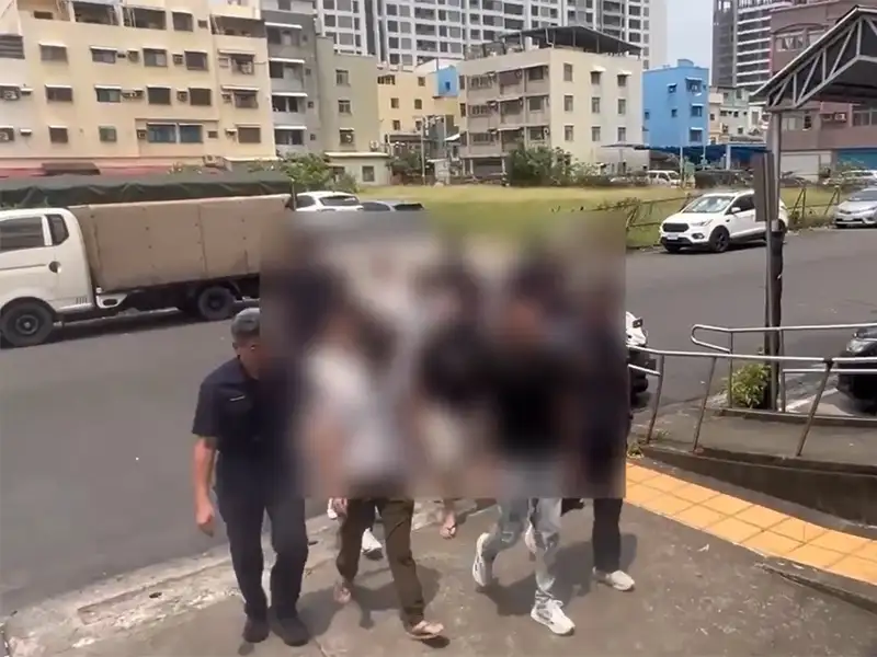 小港宮廟旁深夜債務糾紛聚眾叫囂  警快打到場查扣棍棒追查不法