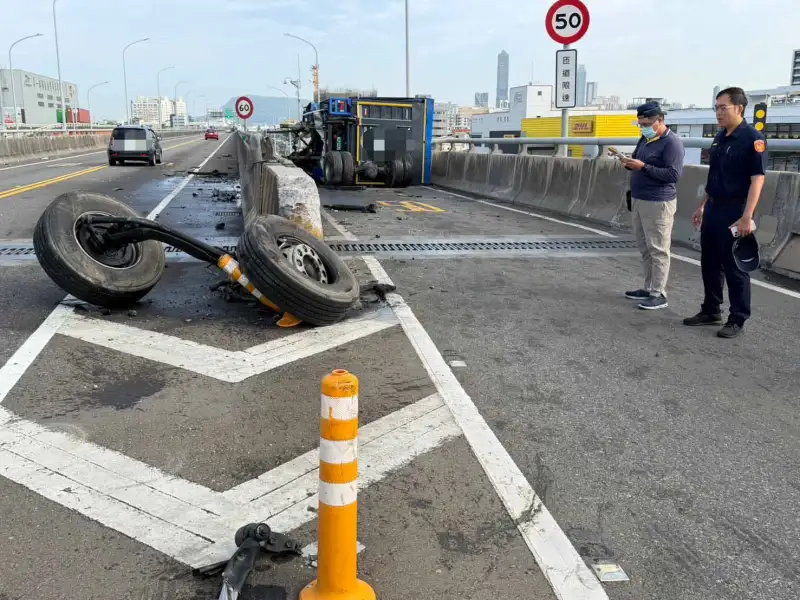 清晨火燒車！大貨車自撞翻覆　24歲駕駛命喪高架橋