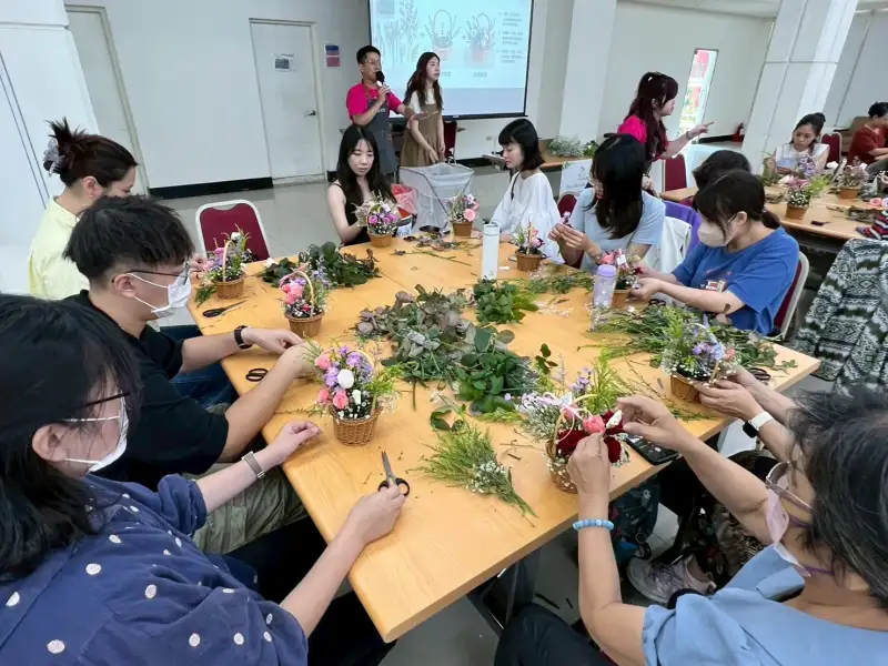 花香中傳遞溫柔力量　成功青商百人公益插花推廣性平與反詐