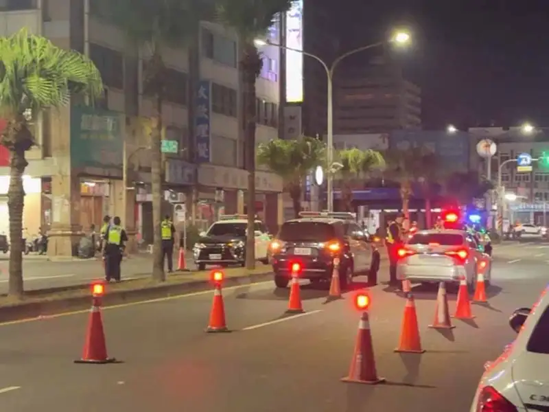 高雄前鎮警封鎖式路檢出擊　深夜強力震攝毒駕酒駕違規行為