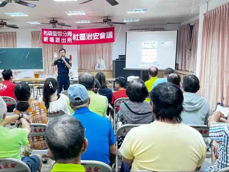 高齡用路安全從社區做起　布袋警提醒路口停讓、夜間穿亮衣