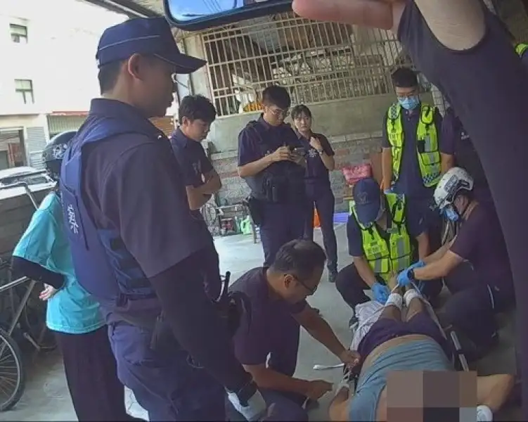 男子持刀情緒崩潰  水上警遞水分散注意成功救援