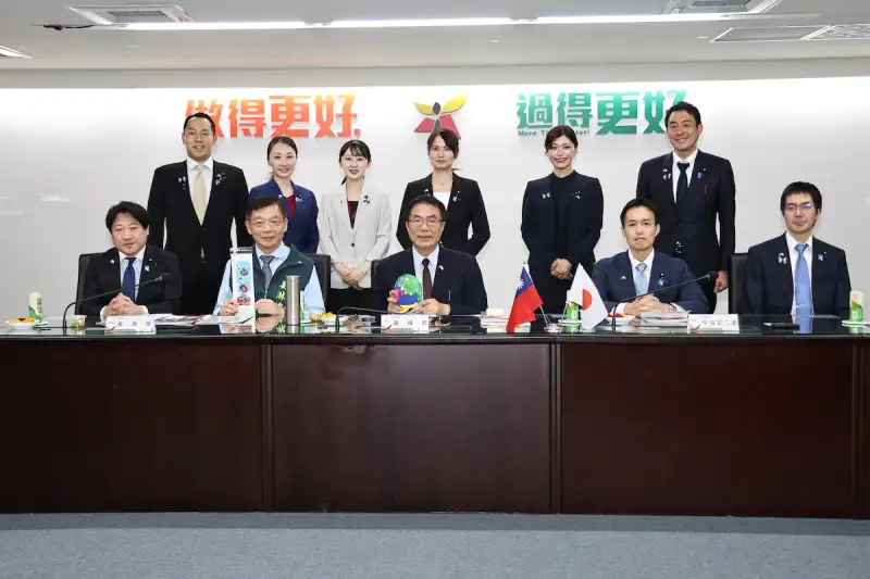 自民黨青年局率團訪台南　黃偉哲捐10萬元響應熊本賑災