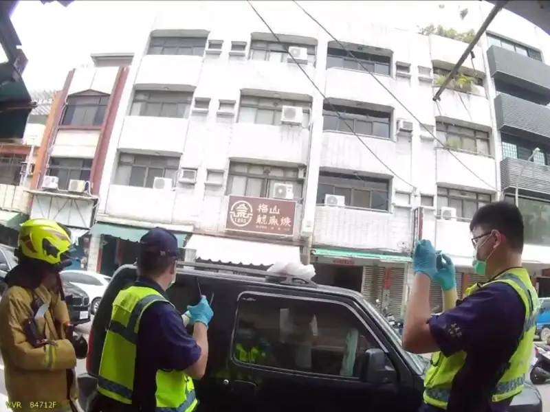 男童拍車窗誤觸門鎖！受困高溫車內  警消急破窗救人