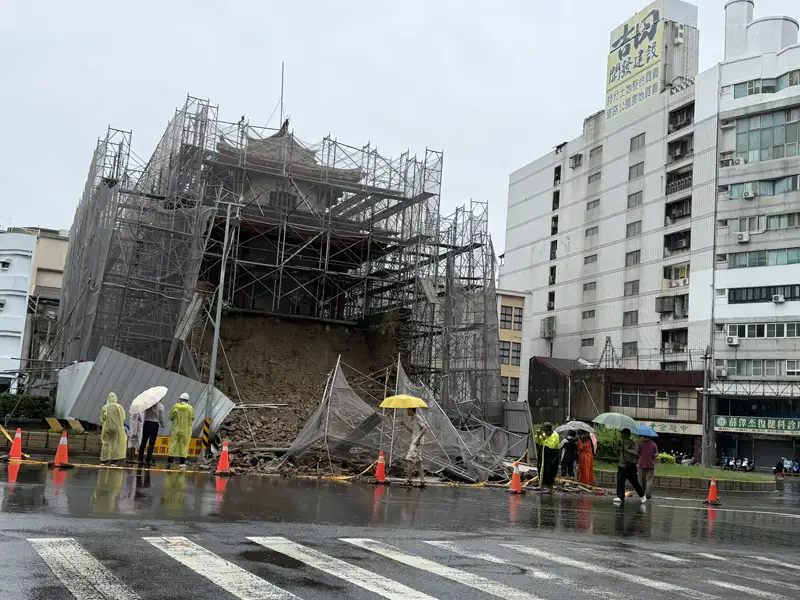 國定古蹟大東門突崩落　南市府封鎖現場、文資專家急勘