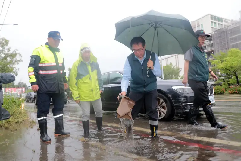黃偉哲勘查安南、仁德豪雨災情　持續精進治水打造城市防洪韌性