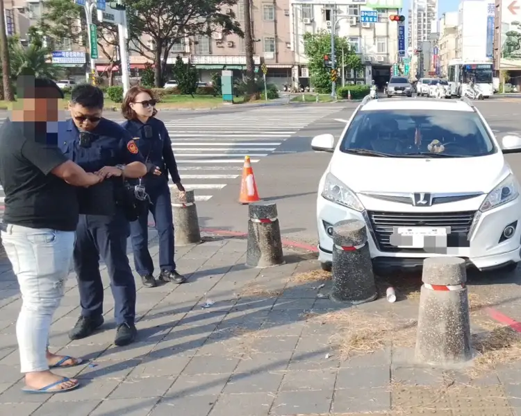 開車開到睡著！22歲男闖紅燈又撞石墩  下一秒酒駕露餡  