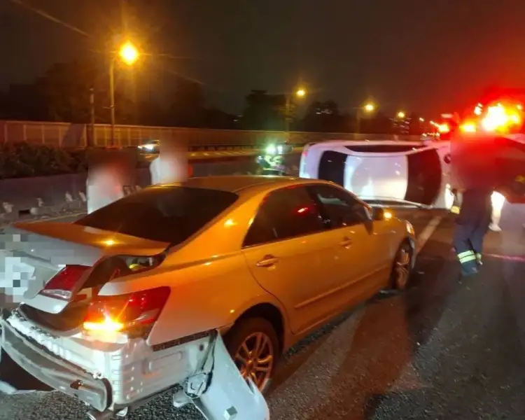 切換車道疑釀禍！國道1號高雄中正路段3車碰撞