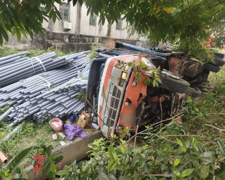 大貨車國3匝道失控翻覆！撞護欄滑向邊坡幸無人傷