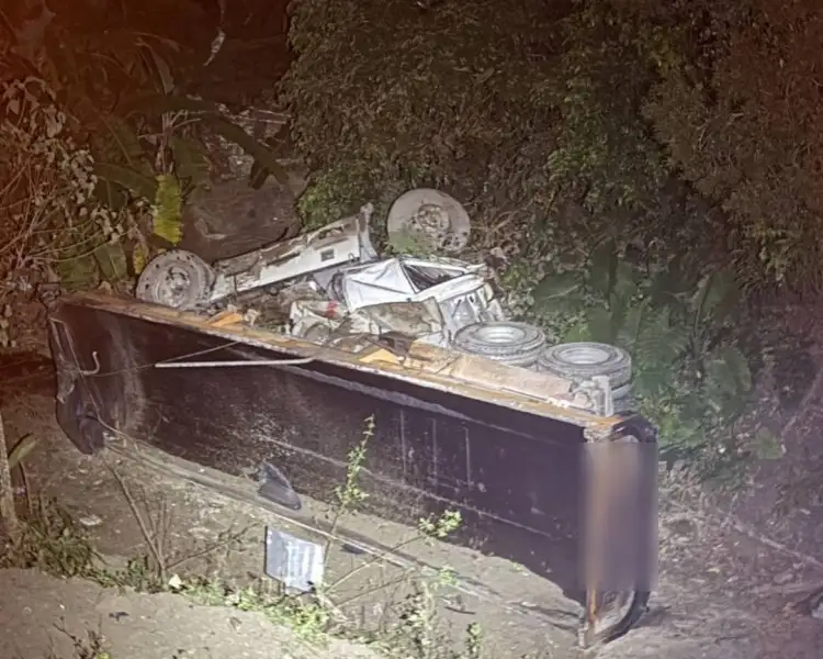 國3南下砂石車偏離車道墜坡  28歲駕駛傷重不治