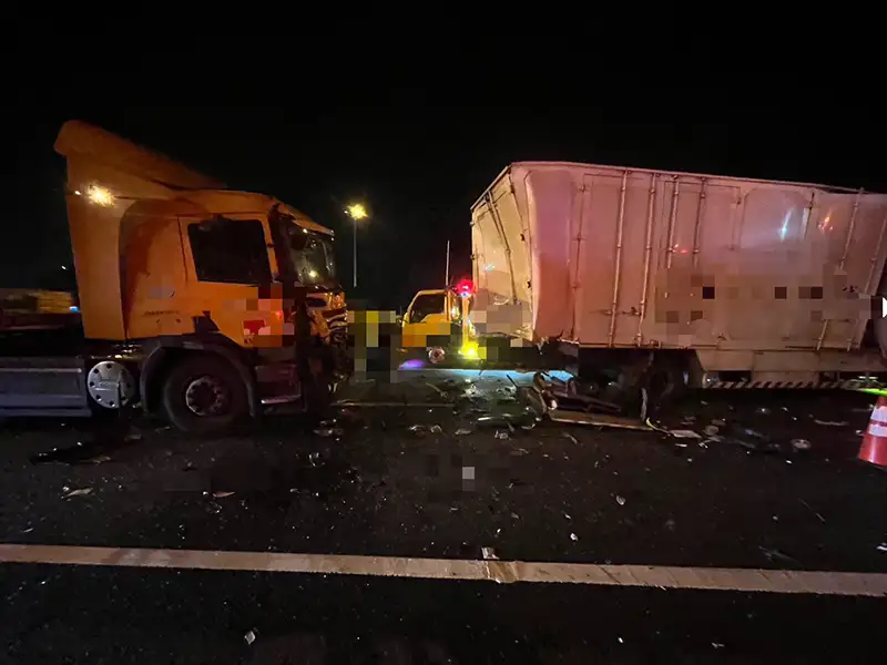 國道1號仁德段重大車禍 5車追撞致1死5傷