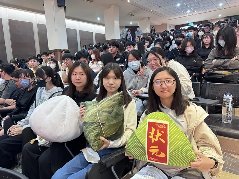 中華醫大暖心舉辦「包中」祈福 祝福學生金榜題名