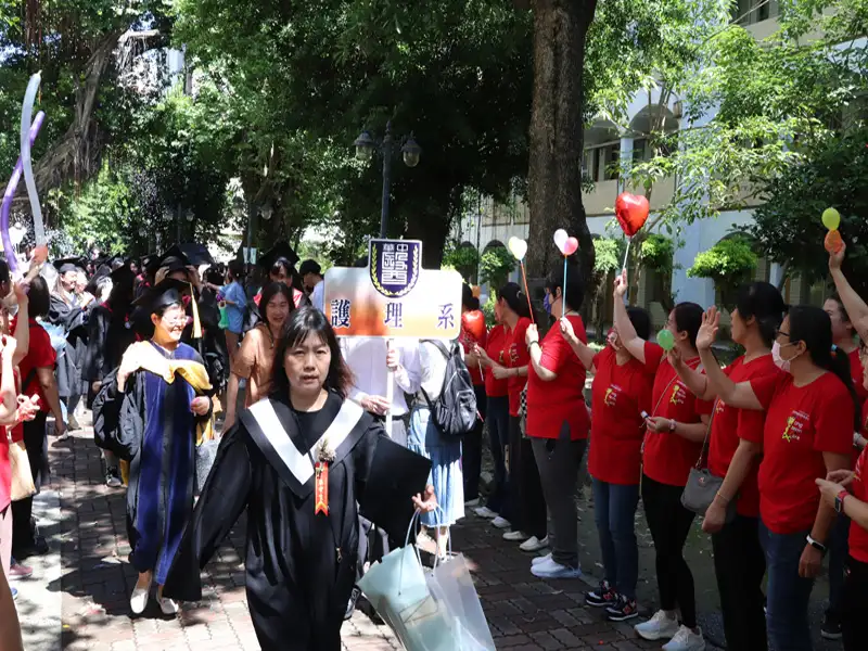 中華醫大洋溢感動與祝福  銀髮夫妻學成圓夢見證終身學習精神