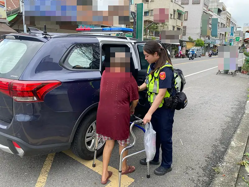 走失老婦徘徊街頭 水上分局暖警助她找到回家的路