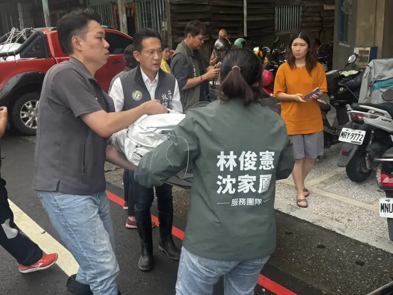 競選帆布發揮最大功效 能為災民遮風擋雨