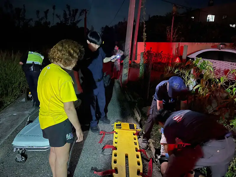 災後伸手不見五指！朴警緊急尋獲跌落溝渠男子就醫