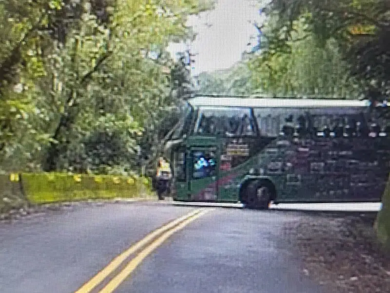 遊覽車山區卡彎動彈不得　竹崎警即時協助交通疏導化解危機