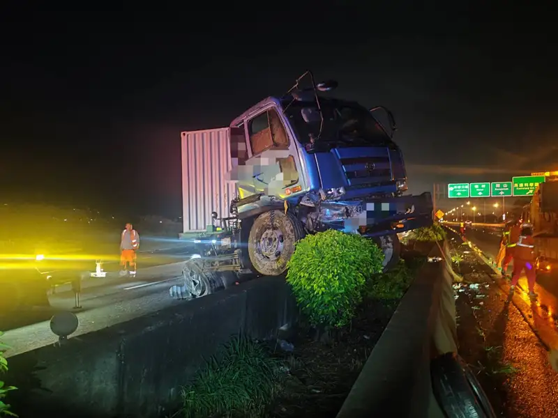 國道1號岡山段深夜車禍  聯結車失控撞護欄再遭追撞兩人送醫