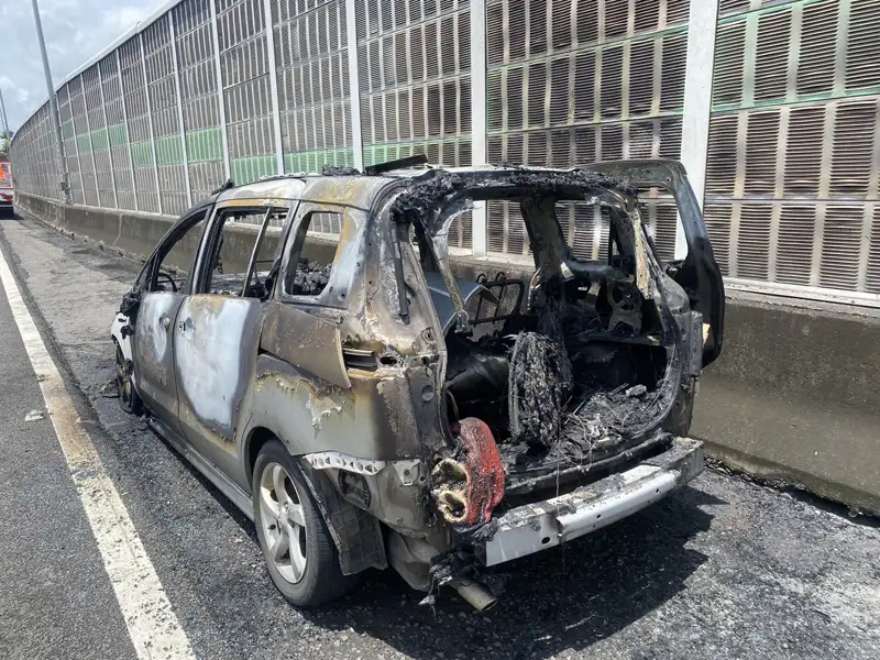 行車突起火！高雄國道自小客車火燒事故無人傷亡