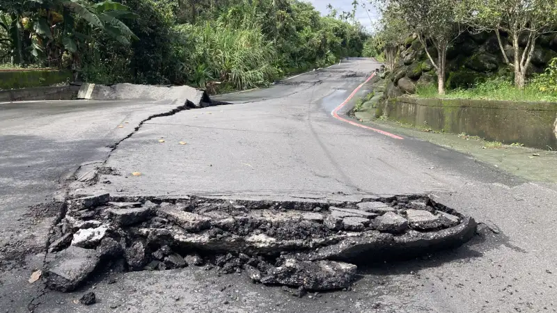 豪雨不斷嘉義竹崎鄉道路隆起嚴重毀損警方封路