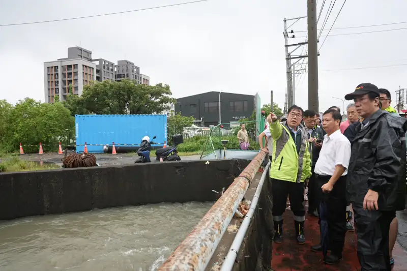 安南區水淹小腿肚 黃偉哲換青蛙裝實地視察