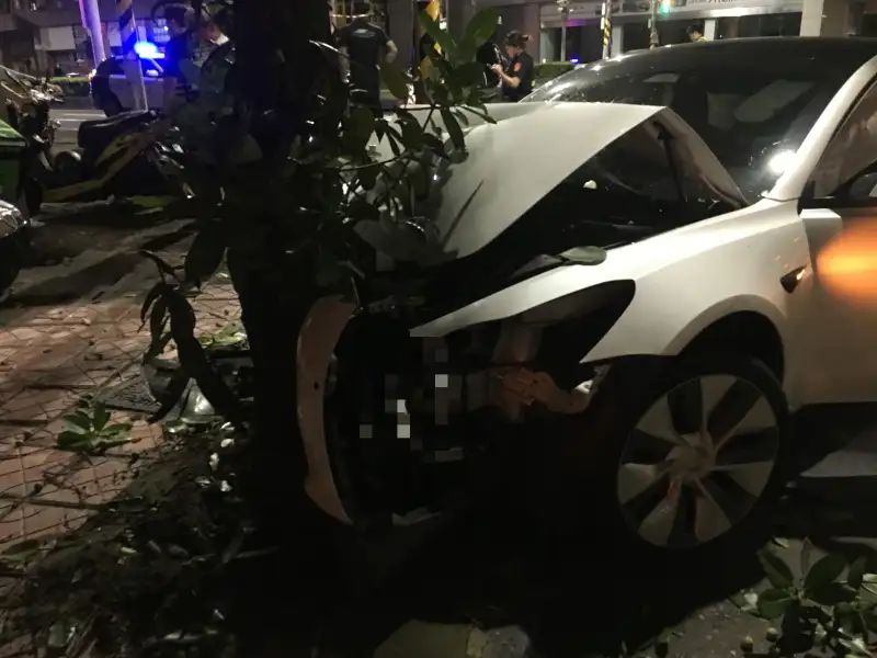 無人酒駕！高雄闖紅燈事故波及重機　6人受傷