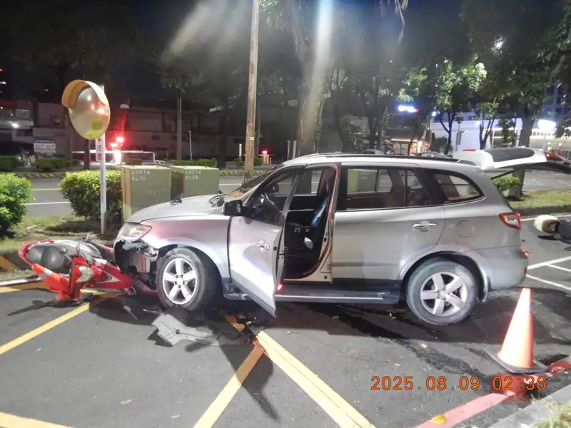 高雄男逆向連撞13輛機車  警車內查獲毒品依法送辦
