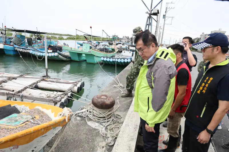 黃偉哲冒雨視察將軍區青鯤鯓、青山漁港整備情形