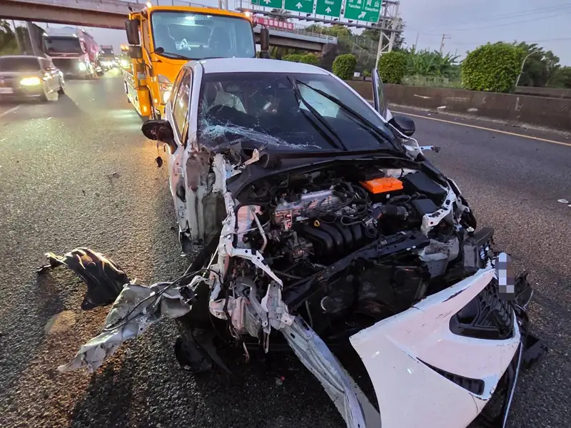 清晨國1北向岡山段小貨車爆胎翻覆造成5車連環撞