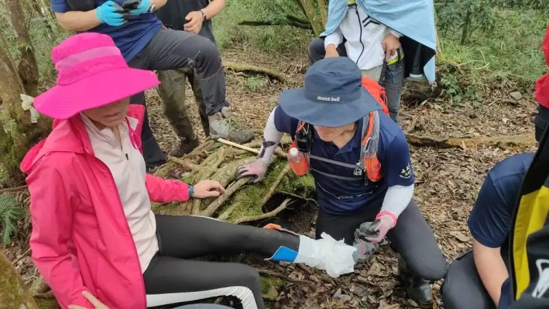 16人合力救援！女登山客芙蓉山跌谷骨折送醫