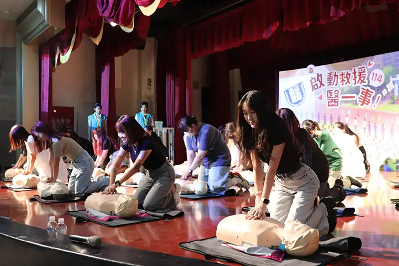 開學了！中華醫大新鮮人一起來CPR+AED入學禮考驗  李碧娥校長勉快樂學習有效學習充實校園生活
