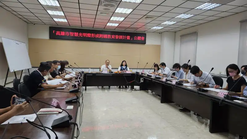 高雄市推智慧光明燈計畫 汰舊電腦送肯亞助學
