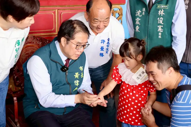 孔廟啟蒙大典市長黃偉哲為120位小一生點硃砂開智慧