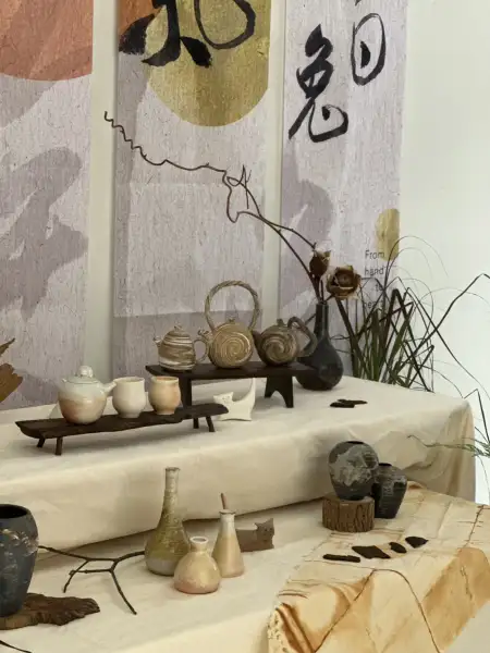 「黑色小白兔」雙人陶藝展登場 在咖啡香中感受柴燒藝術的溫度