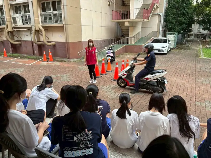 從觀念到實作！新興分局赴校演練機車駕駛　強調「安全第一」