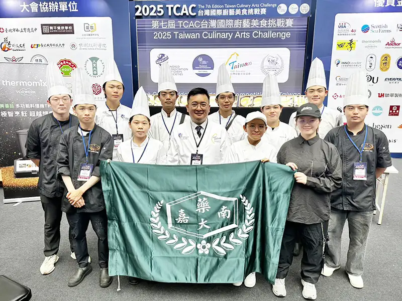 嘉藥餐旅系首度四大團隊聯合出征　國際廚藝賽勇奪1銀11銅13佳作